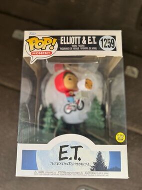 Funko E.T. Pop! Moment - Red Hoodie with Blue Accents
